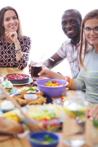 Gente disfrutando comida